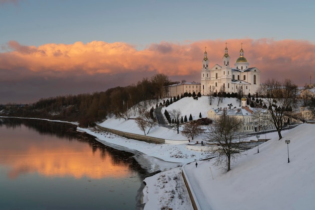 O Mosteiro do Espírito Santo e a Catedral da Santa Assunção em uma noite ensolarada de inverno em Vitebsk, Bielorrússia.