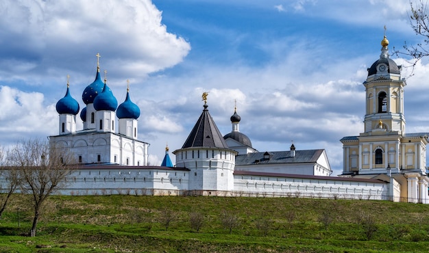 O mosteiro dos homens Vysotsky do famoso mundo em SerpukhovRússia