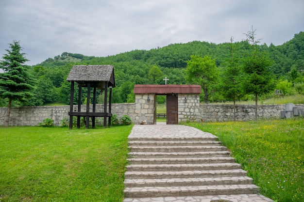 O mosteiro medieval de Pivsky está localizado entre as montanhas no norte de Montenegro.