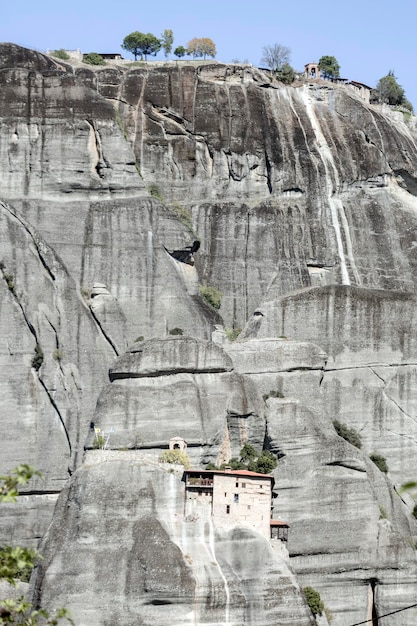 O mosteiro milagroso bizantino na formação rochosa Meteora Grécia Misterioso pairando sobre mosteiros de rochas perto de Kalabaka