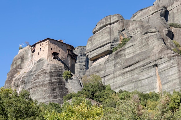 O mosteiro milagroso bizantino na formação rochosa Meteora Grécia Misterioso pairando sobre mosteiros de rochas perto de Kalabaka