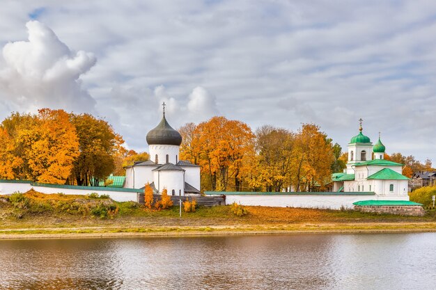 O mosteiro mirozhsky pskov rússia