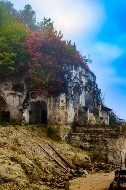 O mosteiro rochoso de Lyadovsky é um mosteiro masculino localizado em um terraço rochoso da montanha de 90 metros de altura sobre o rio Dniester, em sua margem esquerda, perto da vila de Lyadova, na região de Vinnytsya, Ucrânia