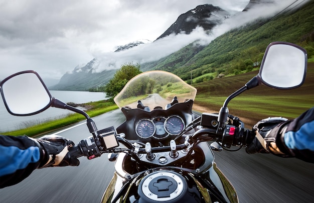O motociclista anda de moto na chuva. Visão em primeira pessoa.