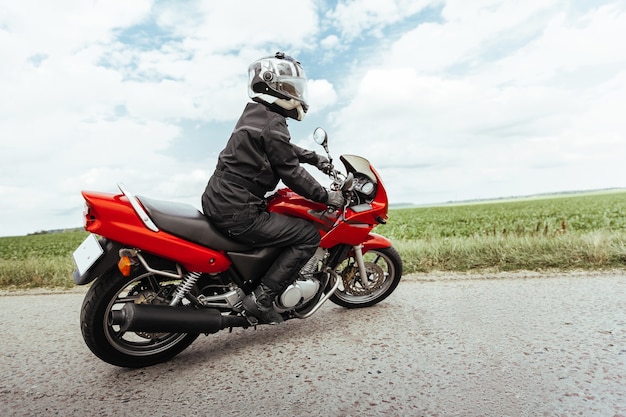 O motociclista está andando de moto, ligeiramente inclinado