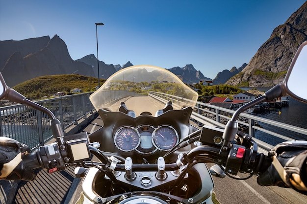 O motociclista viaja na estrada na Noruega. Visão em primeira pessoa.