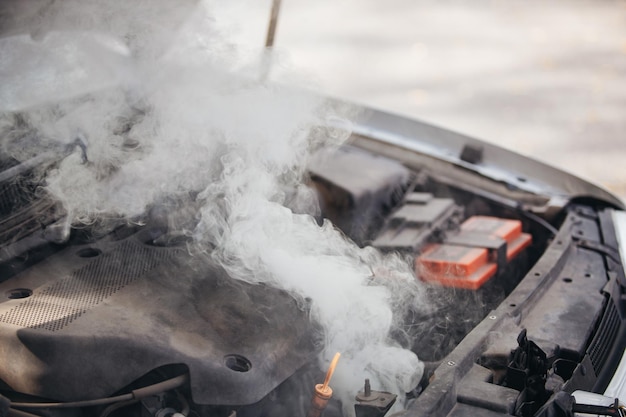 O motor do carro quebrado está fumando Closeup