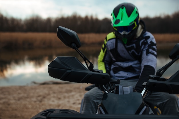 O motorista está sentado em uma moto-quatro