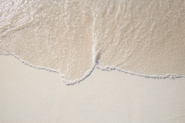 O movimento das ondas na areia é suave e fino para o fundo