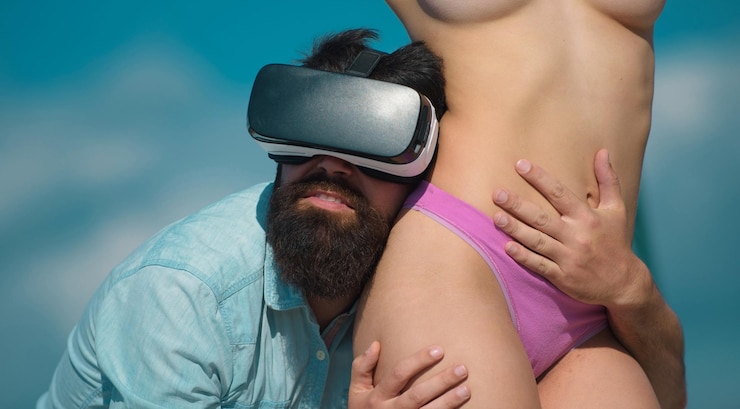 Foto o mundo da realidade virtual erótica homem barbudo em fone de ouvido de realidade virtual abraçando mulher sexy em topless hipster usando dispositivo de realidade virtual tocando corpo de garota sexy jogos de realidade virtual para adultos