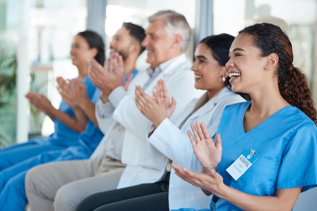 O mundo nunca mais será o mesmo Foto de uma equipe médica aplaudindo durante uma conferência