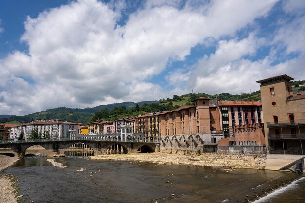 O município de Tolosa vê a ponte de Navarra sobre o rio Oria Gipuzkoa
