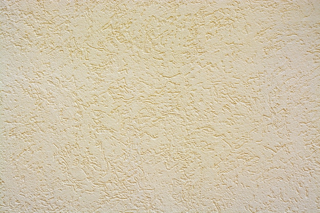 O muro de cimento do fundo, traços de resistência, a parede gasta danificou a pintura velha da pintura.