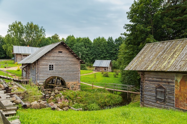 O museu ao ar livre "Vila Pushkin". Reconstrução do antigo modo de vida russo. Rússia, montanha Pushkin, vila Bugrovo.