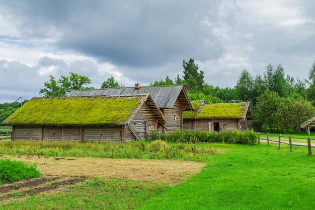 O museu ao ar livre "Vila Pushkin". Reconstrução do antigo modo de vida russo. Rússia, montanha Pushkin, vila Bugrovo.