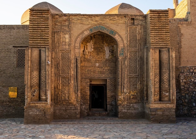 O museu de tecelagem de tapetes da antiga mesquita MagokiAttari, um dos edifícios mais antigos da cidade de Bukhara, Uzbequistão