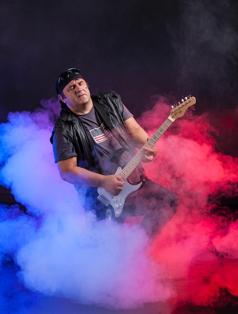 O músico de rock da velha escola está tocando guitarra