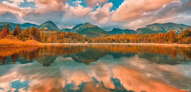 O nascer do sol colorido do outono nubla o céu sobre o lago. Paisagem panorâmica da natureza, água de sonho pacífica