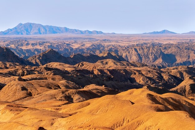 O nascer do sol ilumina o vale da Lua Amarela. Paisagem do deserto na África. Namibia