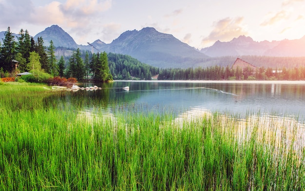 O nascer do sol sobre um lago no parque High Tatras. Shtrbske Pleso, Eslováquia