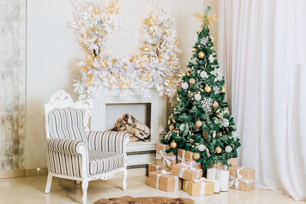 O Natal e o Ano Novo decoram o interior do quarto com cores claras.