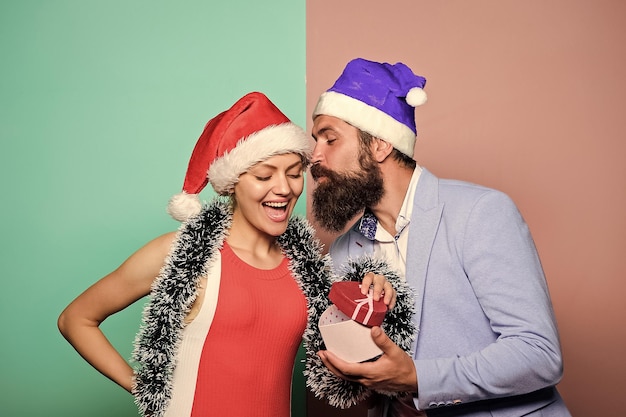 O natal está chegando feliz ano novo presente de festa com tempo de amor para presentes família feliz casal comemora o natal papai noel homem e mulher com enfeites feliz natal feriados de inverno comemoram juntos