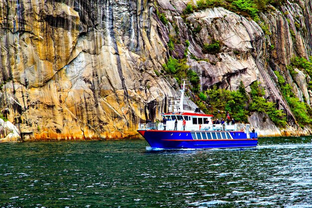 O navio azul no fundo de penhascos majestosos