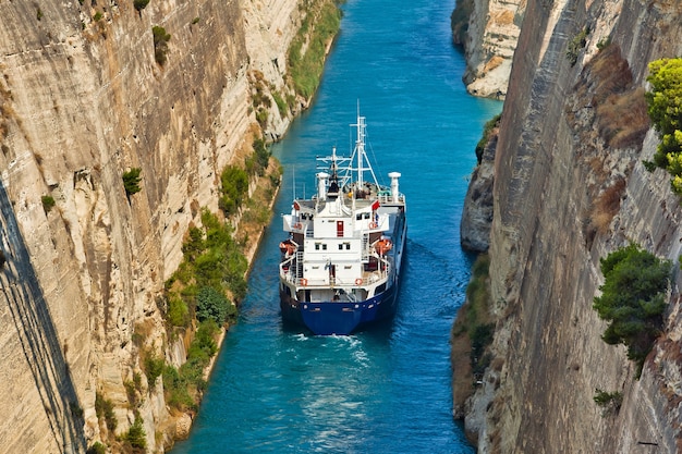 Foto o navio cruza o canal de corinto que liga o golfo de corinto ao golfo sarônico