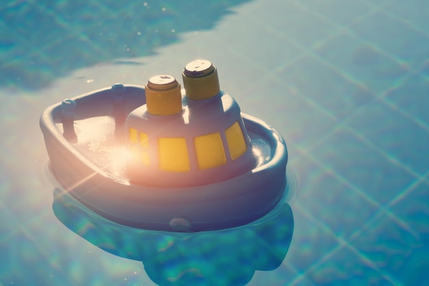 O navio de brinquedo flutua na água
