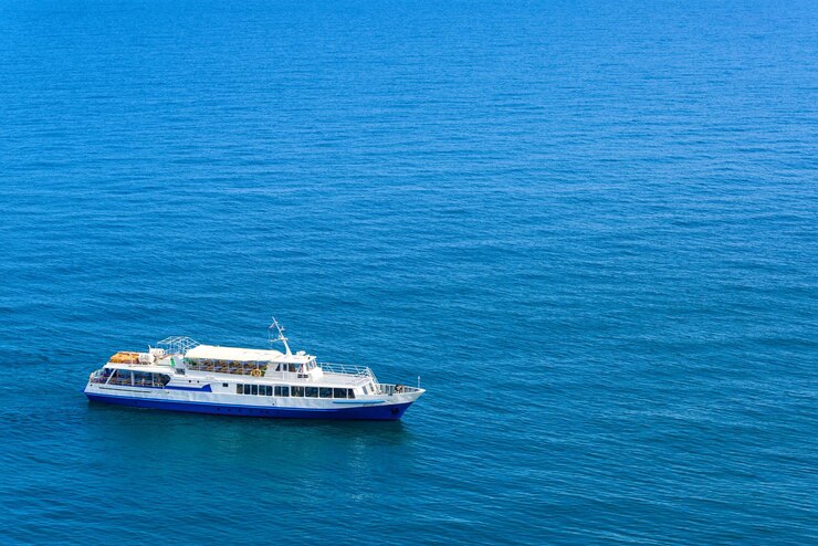 Foto o navio do turista navega no mar negro crimeia rússia