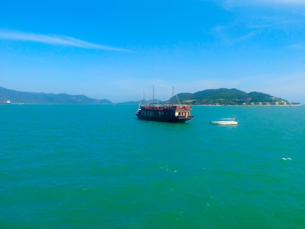 O navio flutua nas águas do Mar da China Meridional em fevereiro