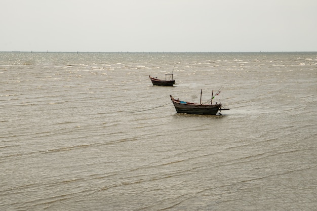 O navio flutua no mar