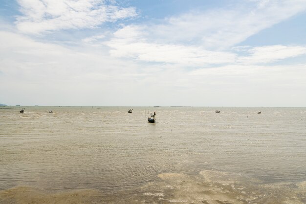 O navio flutua no mar