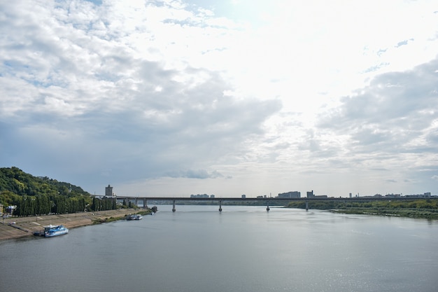 O navio navega ao longo do rio Oka. Nizhny Novgorod