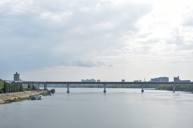 O navio navega ao longo do rio Oka. Nizhny Novgorod