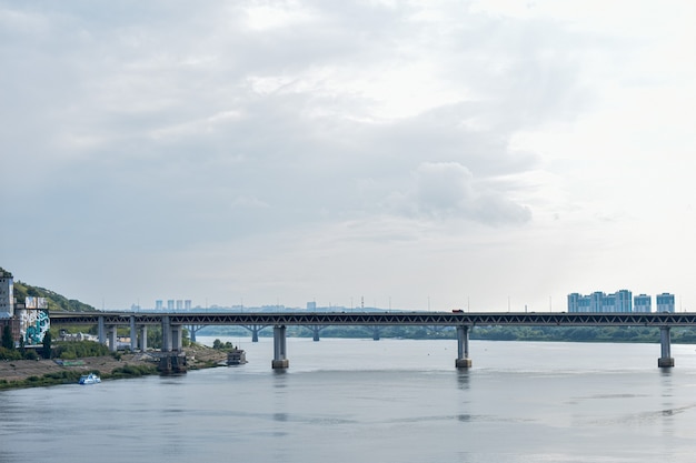 O navio navega ao longo do rio Oka. Nizhny Novgorod