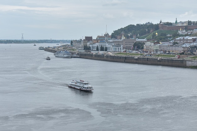 O navio navega ao longo do rio Oka. Nizhny Novgorod