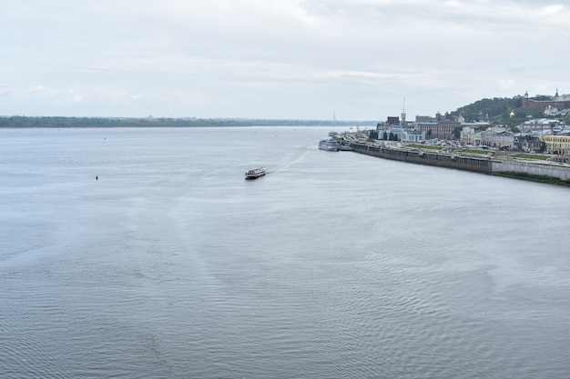 O navio navega ao longo do rio Oka. Nizhny Novgorod