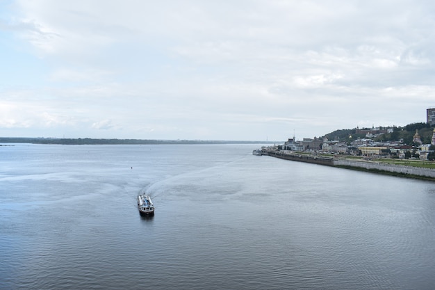 O navio navega ao longo do rio Oka. Nizhny Novgorod