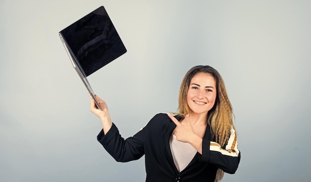 Foto o negócio acabou com blogs e marketing digital estudante feliz estuda online garota de negócios ágil fazendo compras na segunda-feira cibernética mulher trabalha usando computador nova tecnologia na vida moderna