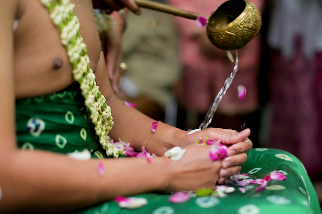 O noivo tradicional de Javanese está tendo a cerimónia de casamento do siraman