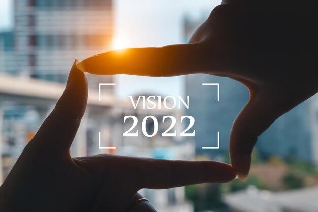 Foto o novo ano 2022 começa com o conceito de empresários enquadramento e visão 2022 à mão o conceito de planejamento e desafios ou caminhos de carreira estratégias de negócios oportunidades e mudança