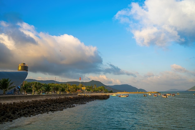 O novo barco Con Dao Passenger Port Express forneceu os serviços de transporte na Ilha Con Dao Vietnã Ilha Con dao e céu azul em