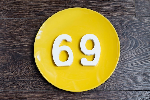 O número sessenta e nove na placa amarela