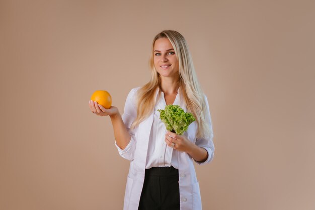 O nutricionista está segurando frutas e legumes