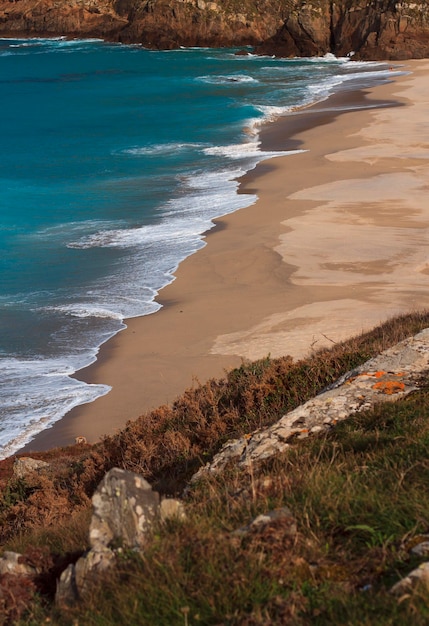 O Oceano Atlântico banha um dos muitos areais da Costa da Morte com o seu frio de inverno
