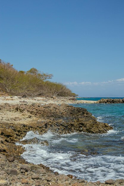 O oceano é azul e o oceano é visível no fundo