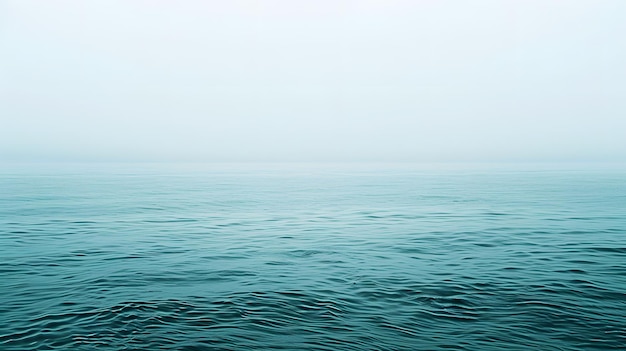 O oceano é de cor azul com uma superfície de água verde