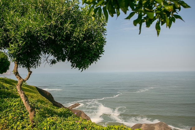 O Oceano Pacífico aquece as margens de Lima, a capital do Peru