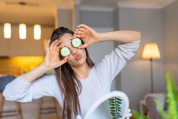 Foto o olho facial caseiro natural do pepino fresco almofada máscaras faciais.